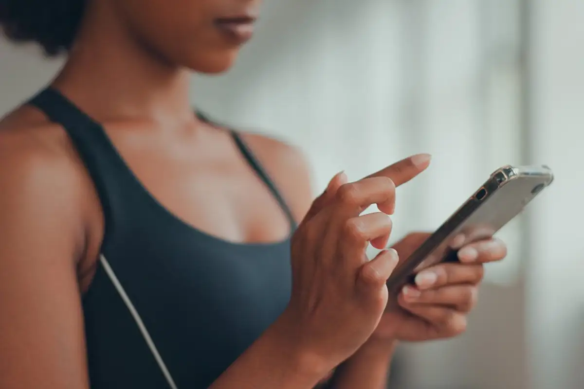 Women using Food Scanner on Fitsse app