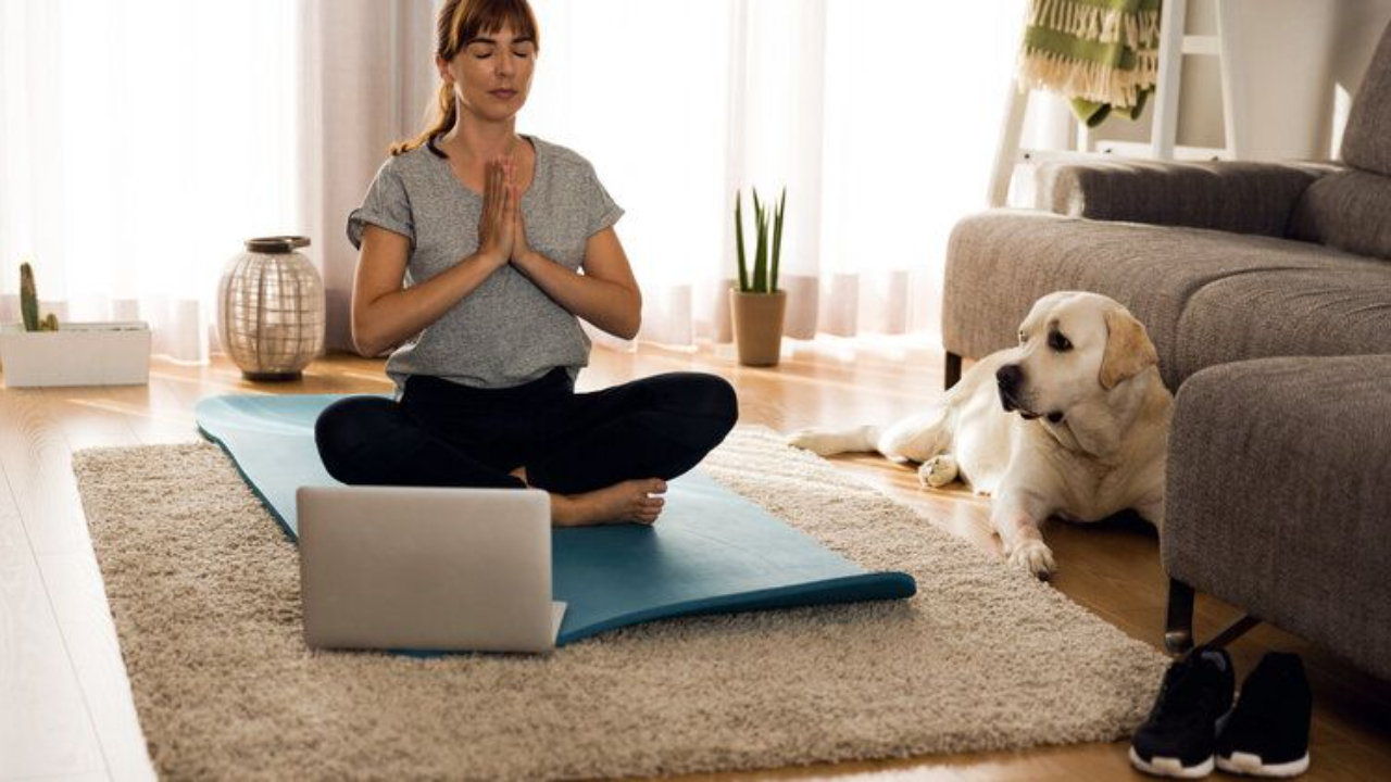 7 Posturas de Yoga para Personas que Dicen “Soy Muy Rígido”