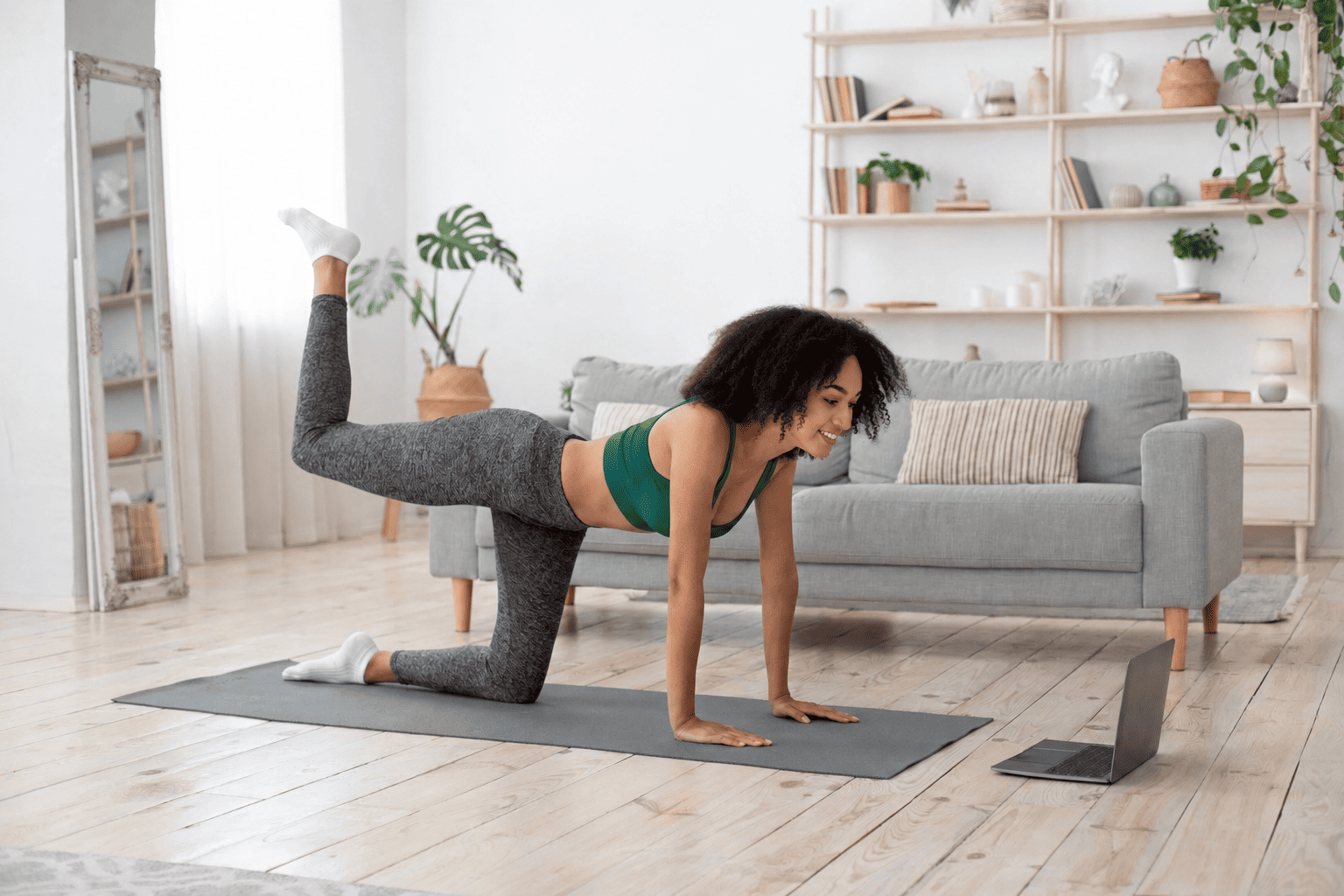 8 ejercicios para fortalecer piernas y glúteos sin máquinas complicadas