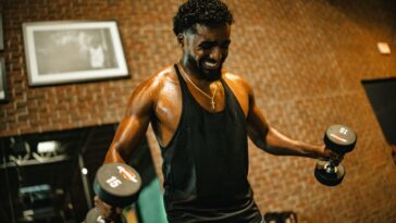 5 ejercicios para hombros que mejoran tu postura y hacen que tu cuerpo se vea más fuerte