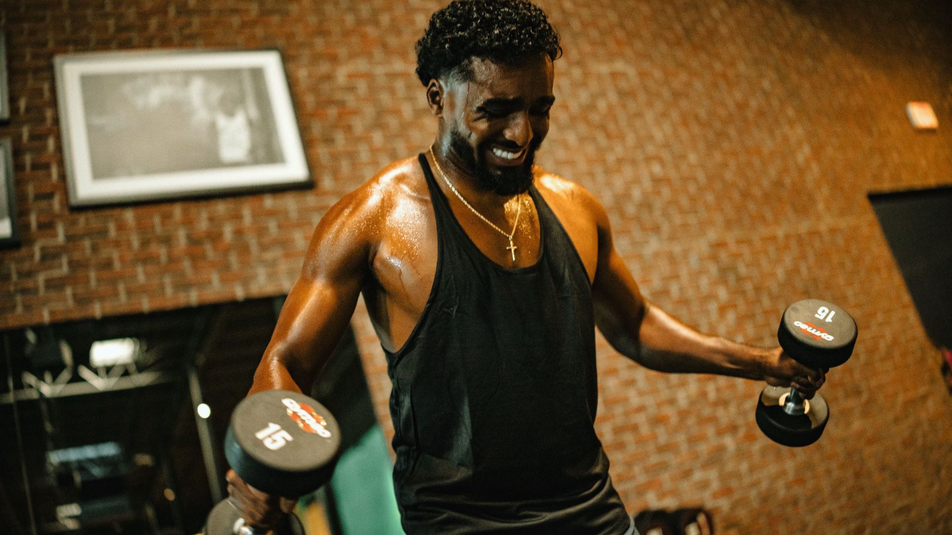 5 ejercicios para hombros que mejoran tu postura y hacen que tu cuerpo se vea más fuerte