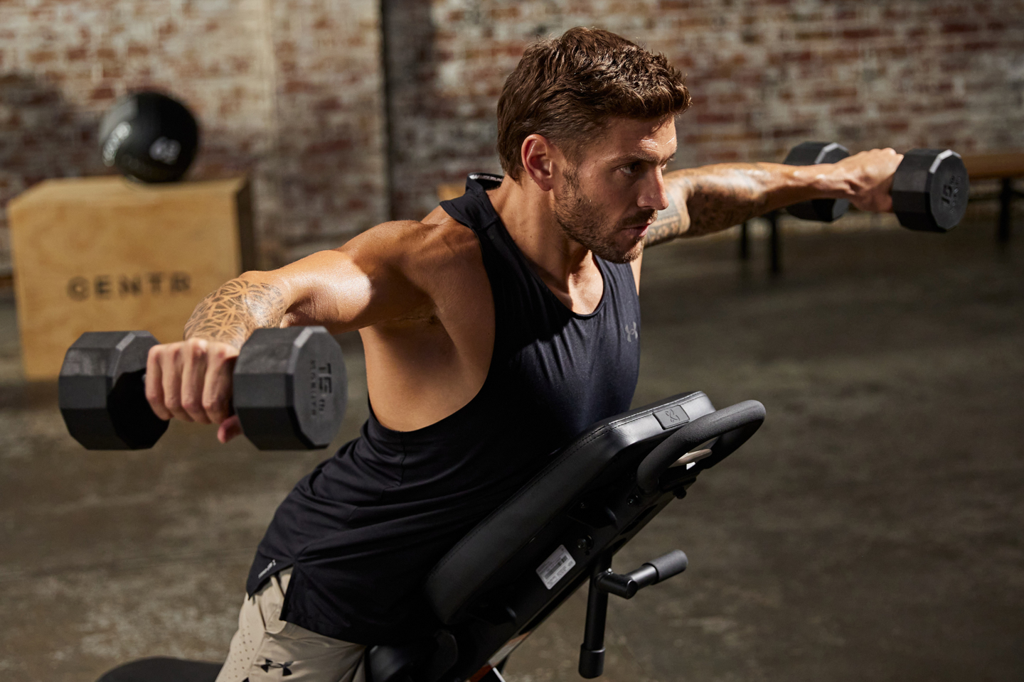 7 ejercicios con mancuernas para construir fuerza en todo el cuerpo